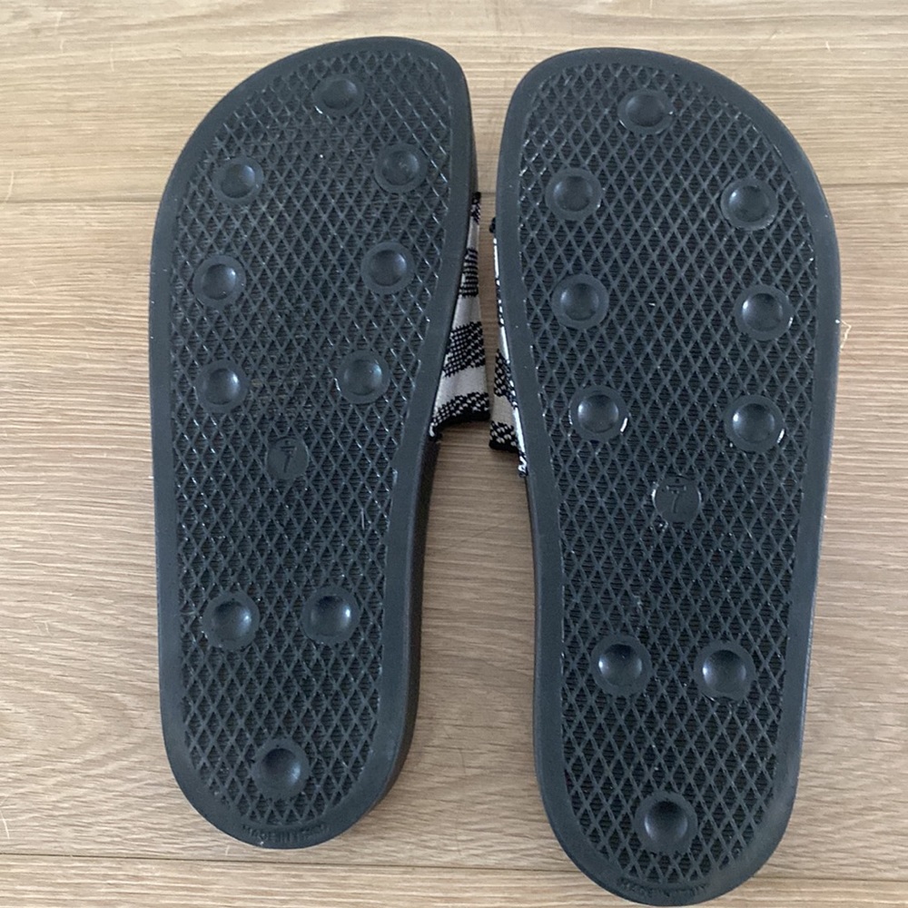 Adidas slides men’s size 7 women’s size 8.5 excellent condition.Special edition - Picture 3 of 5